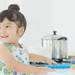 ごはんの準備を子どもと楽しく!2歳でもできるお手伝いをご紹介。小さいながらに頑張る姿に心が和みます。