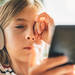 子供のスマホ老眼に要注意!視力低下を防ぐためにできることは?