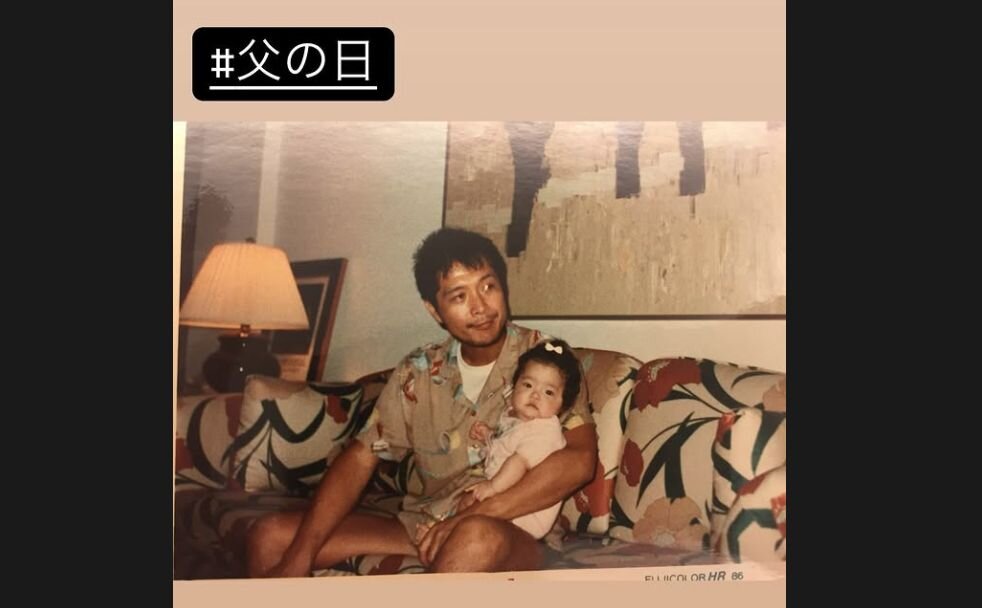 矢沢永吉、幼い娘を抱く貴重ショット　娘・矢沢洋子が「父の日」に公開