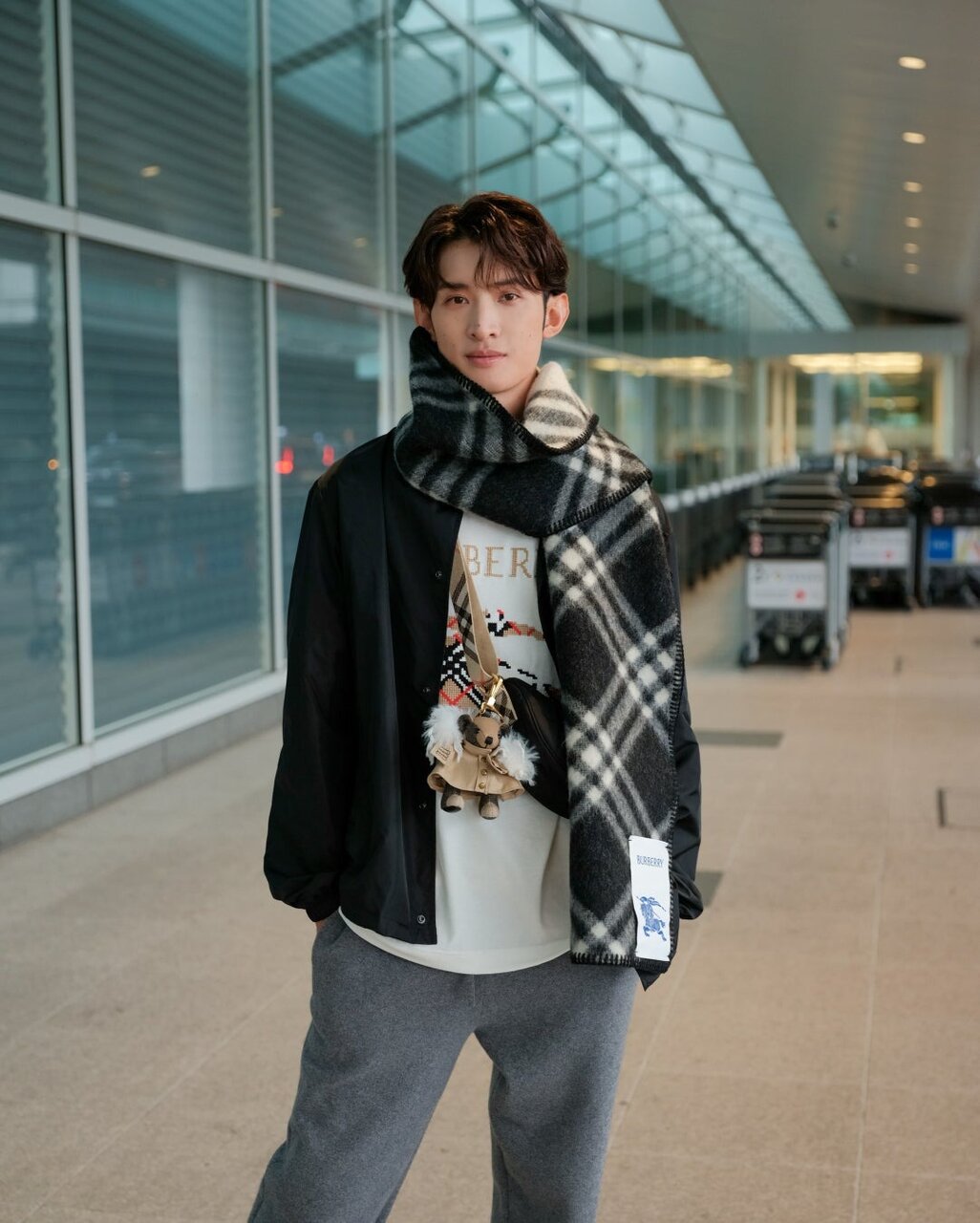 Snow Man向井康⼆、バーバリー 2026春夏コレクションを纏い⽻⽥空港に登場