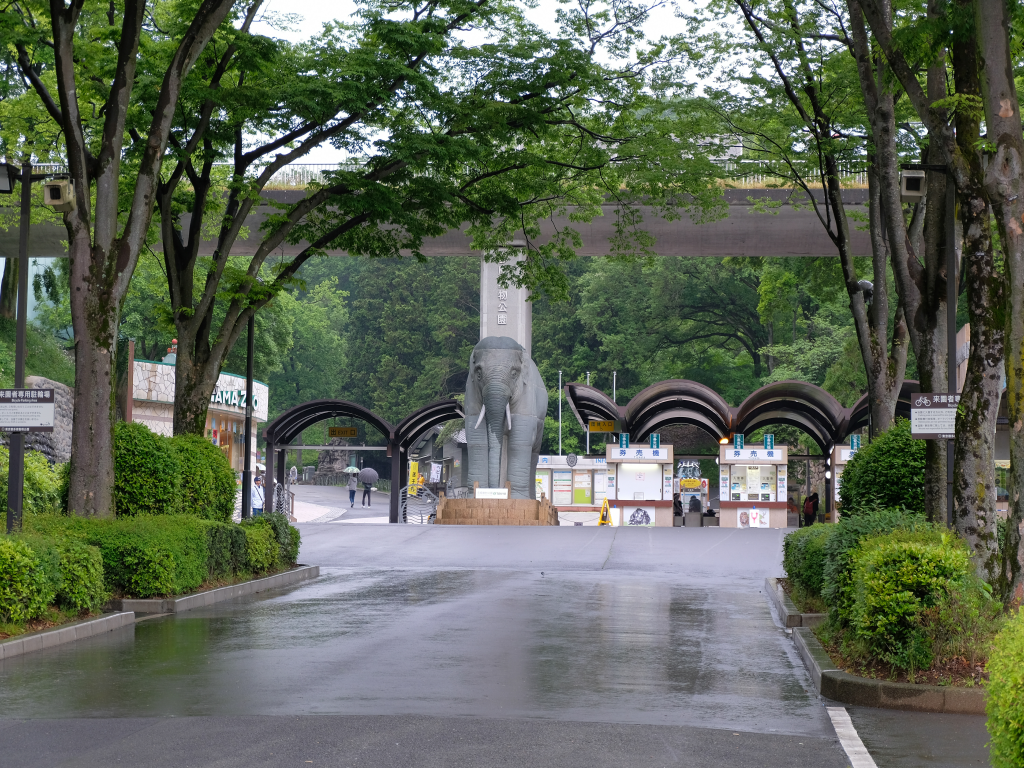 多摩動物公園が緊急事態「園内にオオカミが脱走しています」ネット騒然