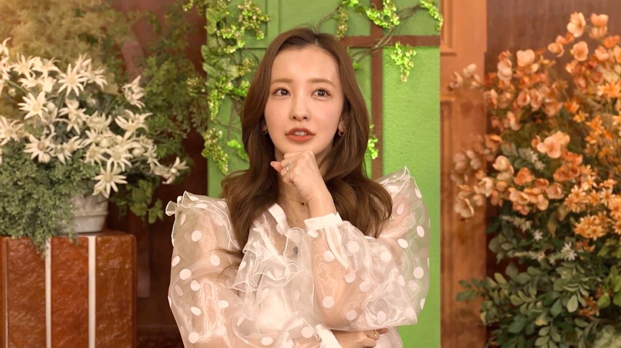 板野友美“家賃200万円”生活の裏側を元AKB同期が暴露「プレッシャーで病んでるって...」