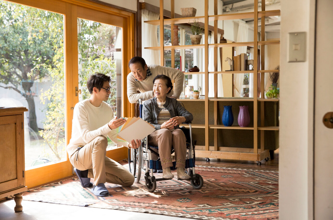 将来のことを相談する息子