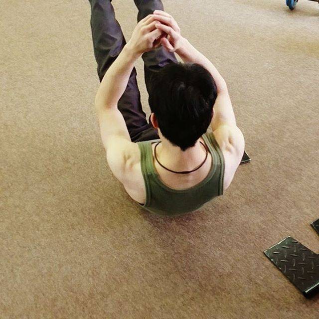 V字腹筋の効果とは 正しいやり方で筋肉に効かせて鍛えよう Activeる