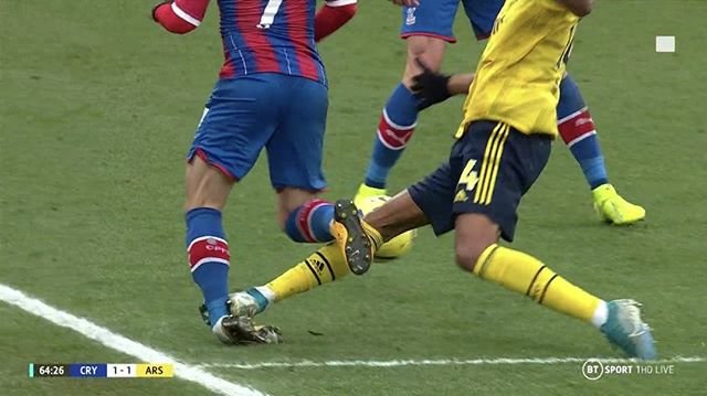 サッカーのファールとは 反則行為をした場合の処遇について解説 Activeる