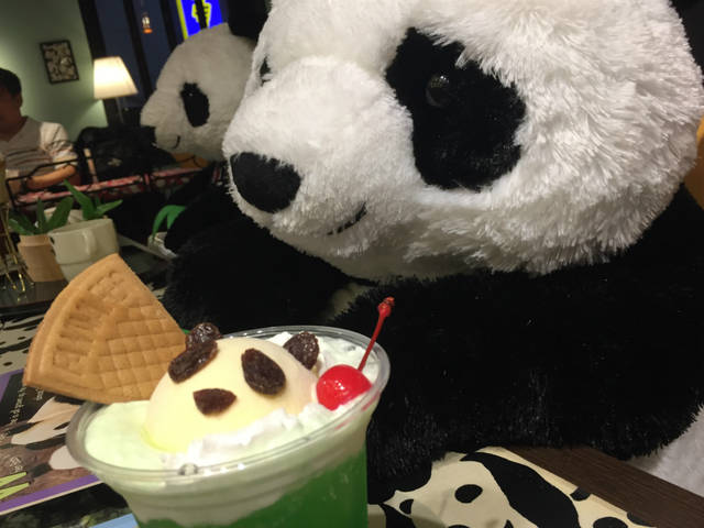 パンダグッズで埋め尽くされた「パンダカフェ 東風」。イ...