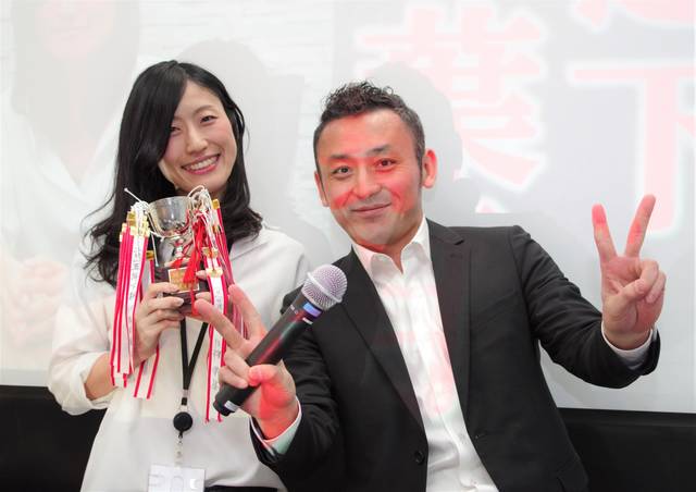 受賞記念のトロフィー、舟久保さんと一緒に!さわやかで素...