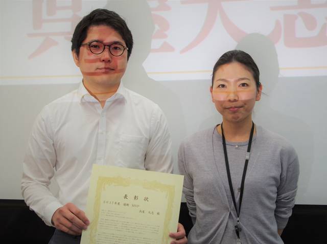 受賞した呉屋さん(左)。上司の平田さん(右)からはクラ...