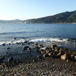 断続的に小さな波がある