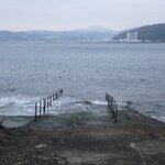 北東の風で沖に白波、ビーチは問題なし