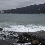 北東の風でかなり荒れる