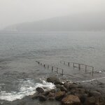 少し沖は波打っている