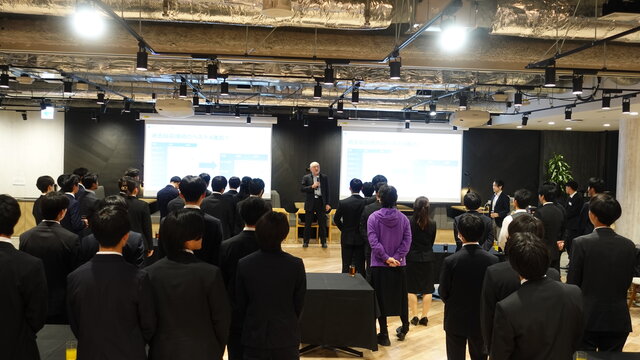 社長からチームへの労いの言葉と乾杯の挨拶の様子