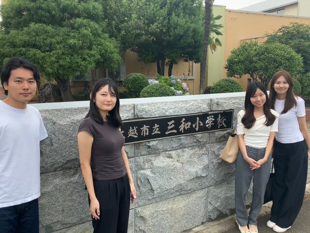 授業を終えて、記念撮影をする講師陣