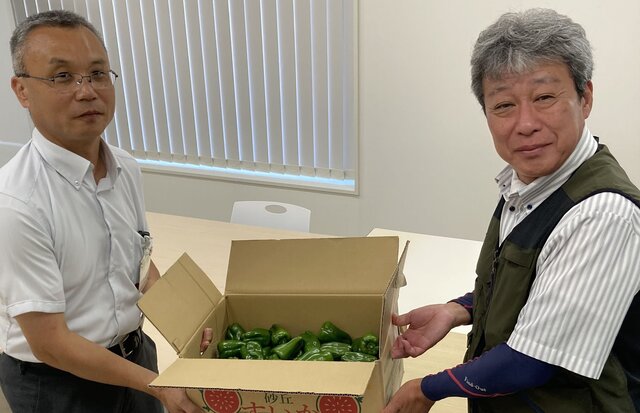 市役所の方へお渡しする様子の写真