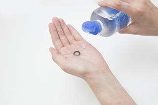 カラコンのちょっと怖い話 度数が合わないコンタクトレンズを使い続けるとどうなる