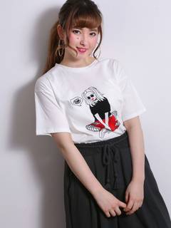 女の子のプリントが入ったTシャツでちょっとおちゃめに♪...
