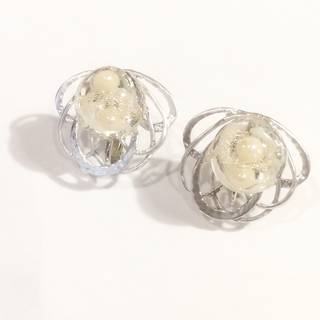 まさにお花のような優しいデザインのイヤリングです。...