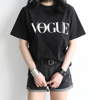 今巷で流行りの「VOGUE」Tシャツです♪雑誌やイ...