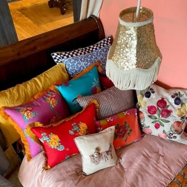 H.P.DECO】ソファとベッド周りのミックスコーデ｜H.P.FRANCE公式