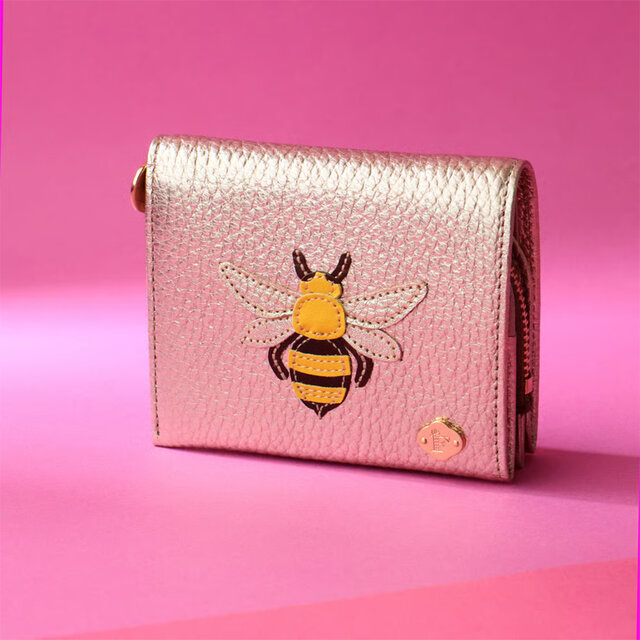 一粒万倍日】「FIORAIA」から新作蜂ゴールドミニウォレットが新登場