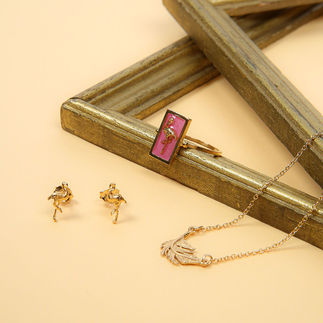 幸運を運ぶ鳥アイテム｜アッシュ・ペー・フランス｜H.P.FRANCE公式サイト