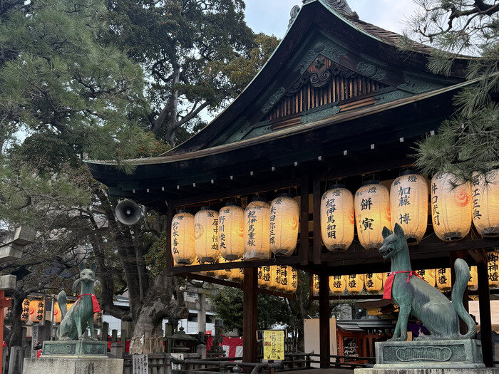 満足稲荷神社の中、駒狐が鎮座