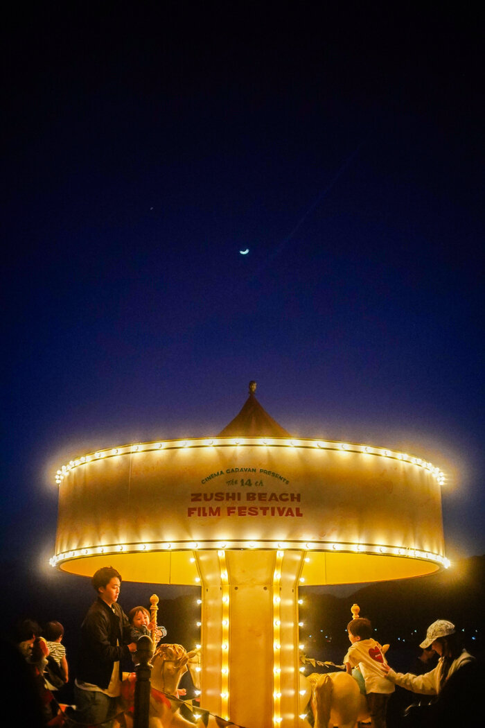 ライトアップされたメリーゴーラウンド