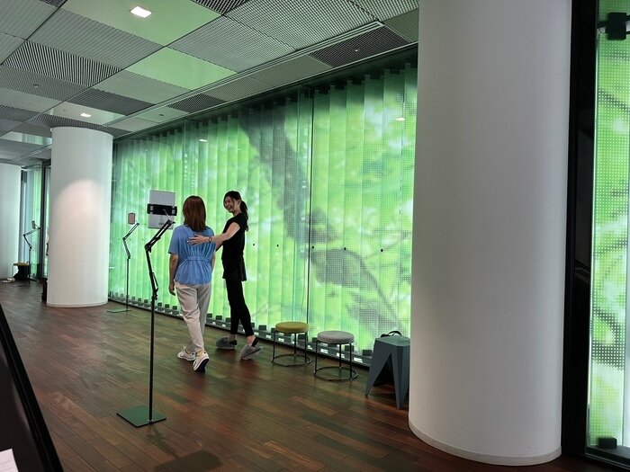 指導する山口さんと生徒さん