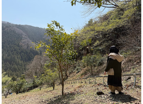 カジュアルな服装の筆者
