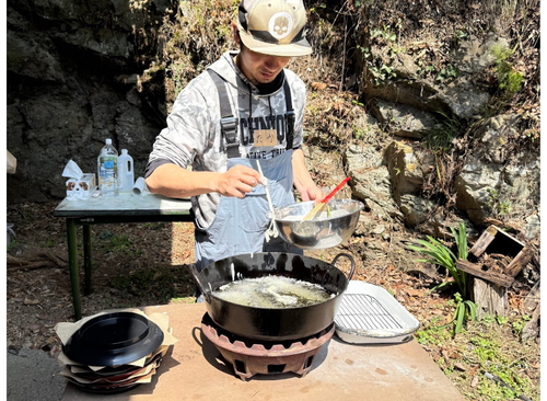 山菜を天ぷらにする山菜体験のスタッフの方