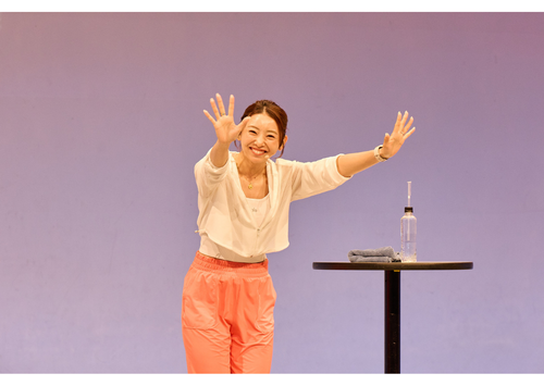 手を振竹脇まりな