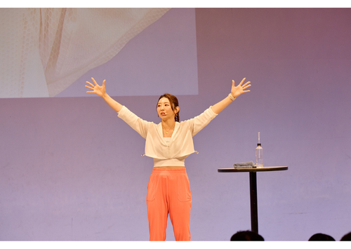 竹脇まりな 両手を上げている