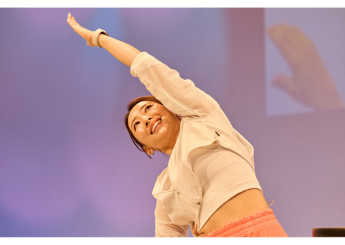 竹脇まりな 脇腹を伸ばす