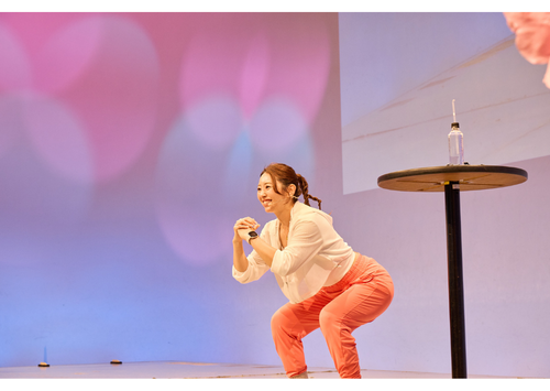 スクワットをする竹脇まりな