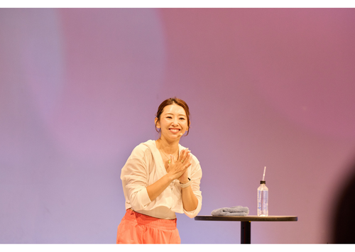 笑顔の竹脇まりな