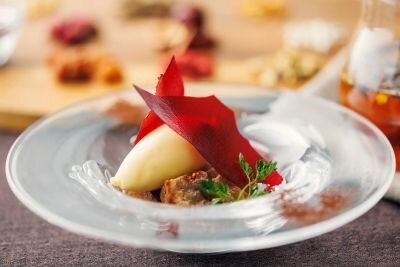 ガトーサンテ　  ～トンカ豆のアイスとビーツのベール～