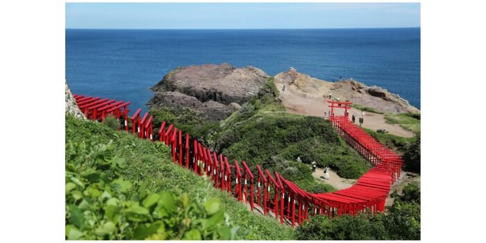 元乃隅神社　日本海に向かって赤い鳥居が連なる景色