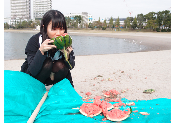 スイカを食べる朝井さん