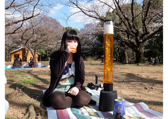 屋外でビールを楽しむ朝井さん