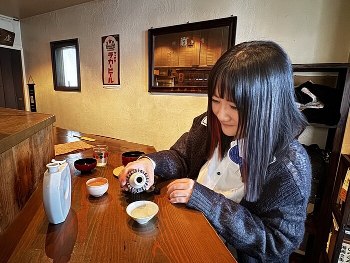 熱燗を楽しむ朝井さん