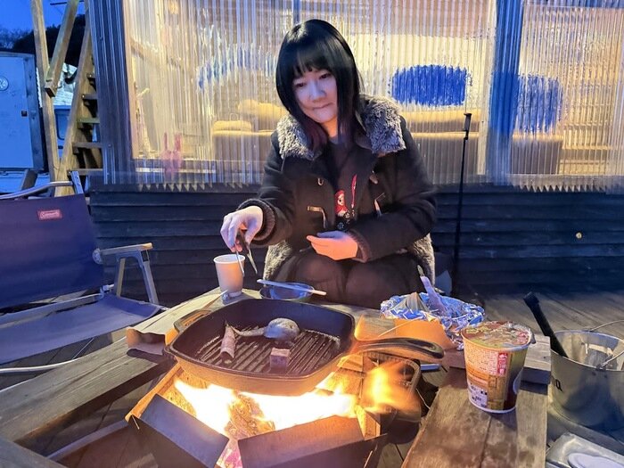 たき火バーベキューを倒しむ朝井さん