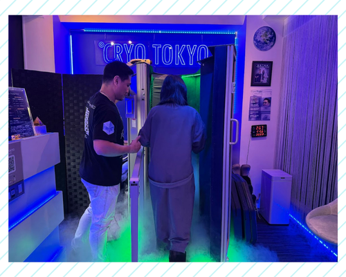 アイスサウナに入る筆者　誘導するスタッフ