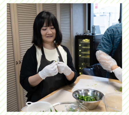 青唐辛子のヘタをとる筆者