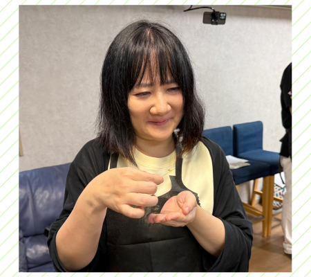 柚子胡椒を味見する筆者