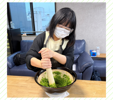 すり鉢で柚子胡椒をする、完全防備の姿