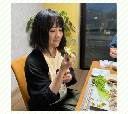 生野菜に柚子胡椒を付けて楽しむ筆者
