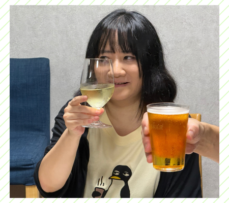 他の参加者と食事を楽しむ筆者
