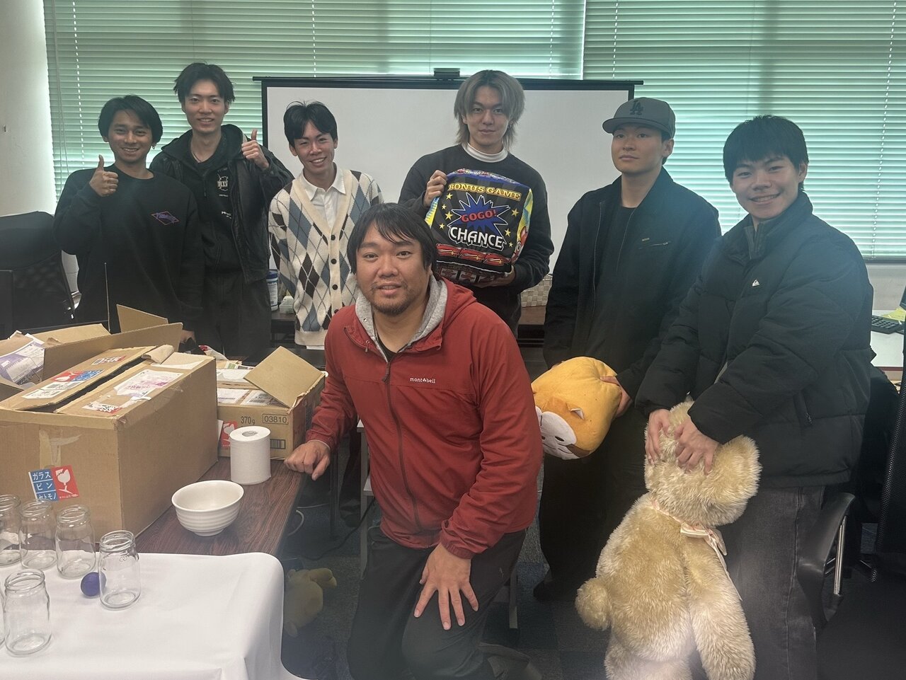 図1　的場研究室の皆さん（写真中央前方が的場准教授）（写真提供：富山高専）