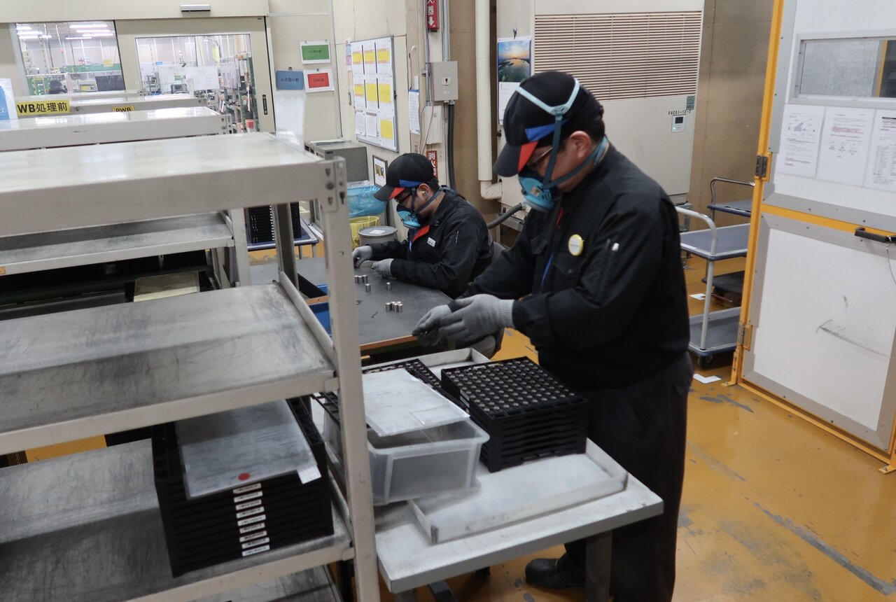 PVDコート後処理工程。自動化と手作業を組み合わせた最適生産を目指す